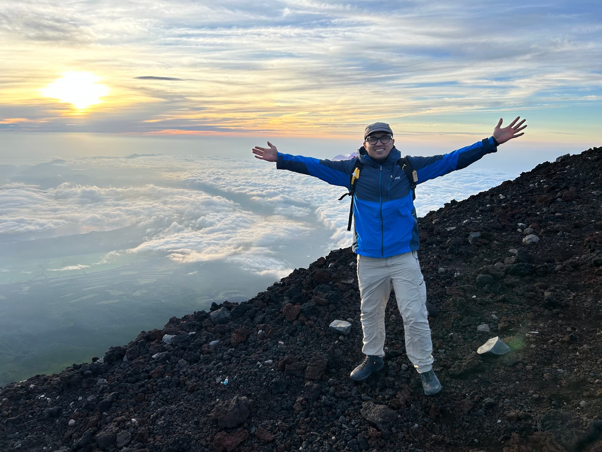 Adão at the summit of Mount Fuji, Japan